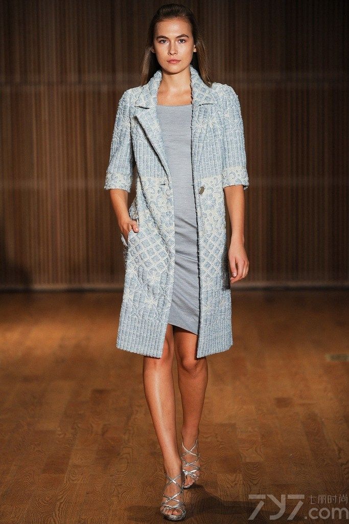 这组由道格拉斯·汉纳特Douglas Hannant推出了2014春夏女装系列，利用了丰富面料的设计，让女性们很舒适的感受春夏季节的来临，特别是如覆盖透明薄纱、蕾丝和雪纺，都勾勒出女性们最安静浪漫、纤细又性感的女性形象。