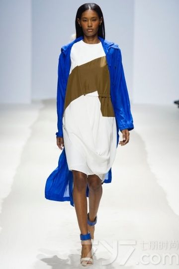 这组由比利时Christian Wijnants克里斯汀·万诺斯设计出的品牌，设计概念大多数都是柔和为主，色彩上也喜欢用自然为主题，服饰的剪裁设计上把握得非常精准，为了让女性呈现出优雅气质，会非常强调整体的美感。