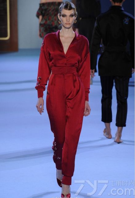 这组潮流服饰写真，来自当红的俄罗斯“时尚四人帮”之一的优丽亚娜·瑟吉安科设计，既是时尚摄影师，还是一名设计师。其名字也是其同名的名牌。这组的服饰的时设计采用了面料多采用强调华美的真丝缎，东方元素的刺绣和流苏点缀其中，显得奢华复古。加上色彩上采用了深蓝以及深绿，给人象征着东方典雅复古美的色彩。