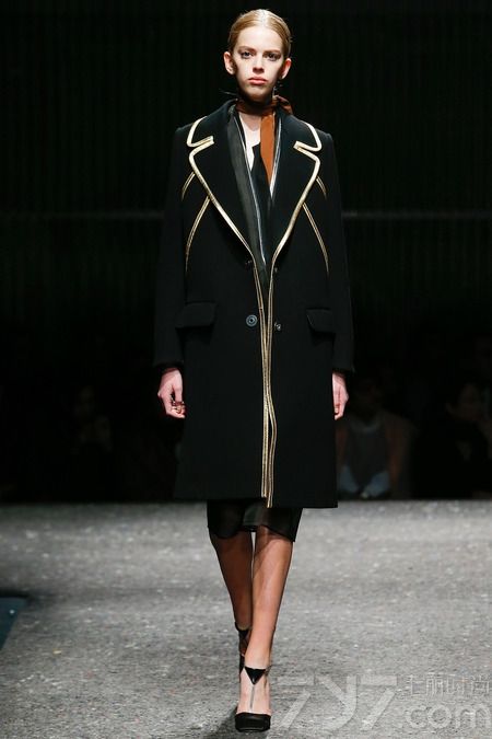 普拉达（Prada）2014秋冬女装系列，呼应之前推出的男装系列，加入了许多新的时尚元素，色彩运用方面采用强烈的撞色搭配，大胆又新颖。整个系列女装中有超大型女士大衣，刚柔并济，中性风十足。印花方面，上一秀普拉达推出的复古脸谱印花，破受时尚潮人们的喜爱，此番带来的波普风印花，相信同样能招来一大群粉丝！
