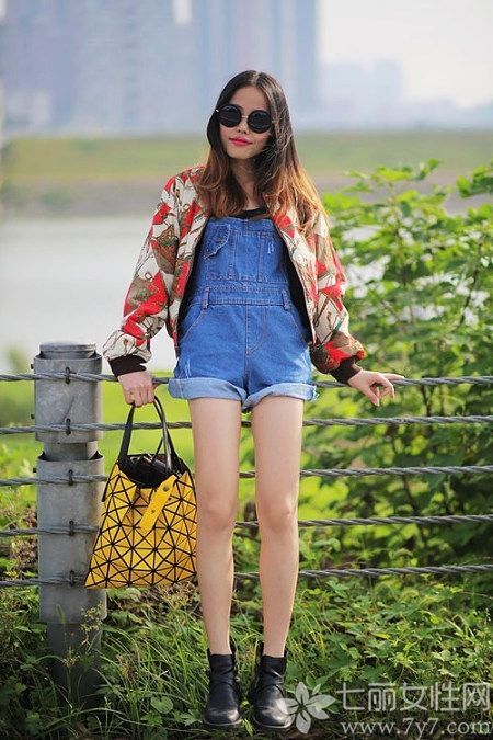 个子小的女生虽然输在身材娇小,但可以通过穿衣技巧搭配出比实际身高还要高的视觉效果。今天为大家分享一组2014春季潮流时尚女装搭配图片，青春靓丽又显高，让矮个子女生也有美丽的春天。