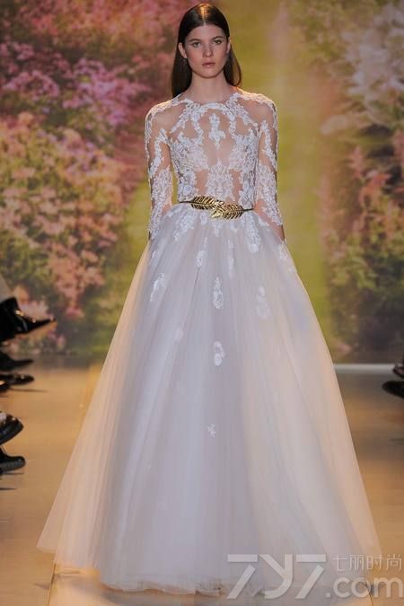 黎巴嫩时装设计师祖海·慕拉（Zuhair Murad）推出了其2014年春夏高定系列女装，该系列女装给人梦幻般的感觉，以礼服为侧重点。集浪漫的蕾丝花边、清新明亮的色彩以及闪亮的饰片和玻璃珠为一体，奢华美艳，这一切的灵感来自于春天的花园里盛开的花朵。Zuhair Murad礼服的外观华丽，轮廓非常女性化，领口的碎花装饰甜美迷人，每一件作品都是那么娇艳美丽！