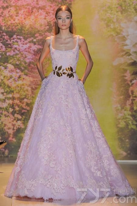 黎巴嫩时装设计师祖海·慕拉（Zuhair Murad）推出了其2014年春夏高定系列女装，该系列女装给人梦幻般的感觉，以礼服为侧重点。集浪漫的蕾丝花边、清新明亮的色彩以及闪亮的饰片和玻璃珠为一体，奢华美艳，这一切的灵感来自于春天的花园里盛开的花朵。Zuhair Murad礼服的外观华丽，轮廓非常女性化，领口的碎花装饰甜美迷人，每一件作品都是那么娇艳美丽！