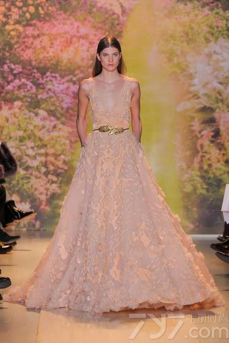 黎巴嫩时装设计师祖海·慕拉（Zuhair Murad）推出了其2014年春夏高定系列女装，该系列女装给人梦幻般的感觉，以礼服为侧重点。集浪漫的蕾丝花边、清新明亮的色彩以及闪亮的饰片和玻璃珠为一体，奢华美艳，这一切的灵感来自于春天的花园里盛开的花朵。Zuhair Murad礼服的外观华丽，轮廓非常女性化，领口的碎花装饰甜美迷人，每一件作品都是那么娇艳美丽！