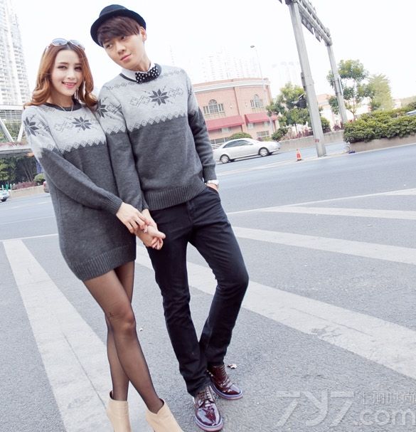 又是一年情人节到了，今年情人节遇上元宵节，在这个特殊的日子里，情侣们是否也有些按捺不住的欢欣愉悦呢？那就准备一套美丽动人的情侣装扮吧，能为你们的甜蜜加分哦~分享2014新潮情侣装搭配图片 温馨浪漫过情人节。