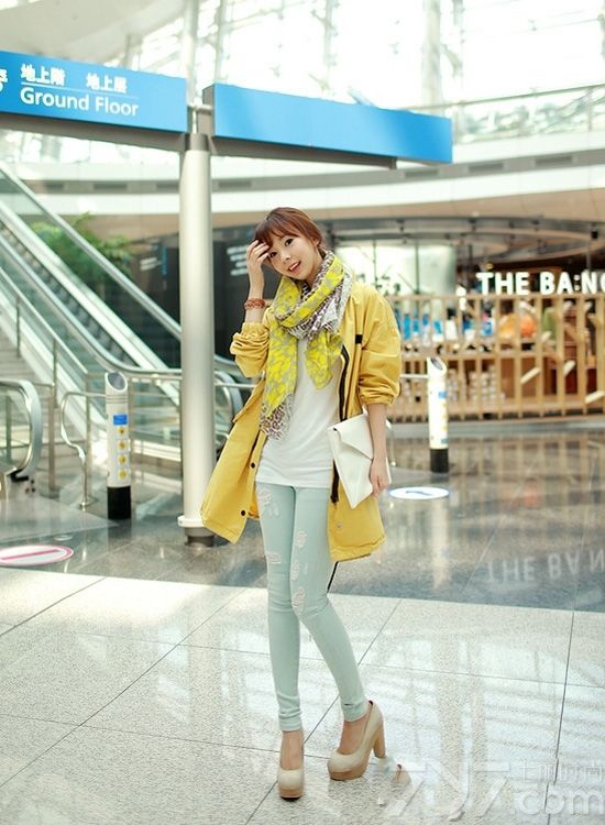 <p>看够了以往黑白灰的沉闷单调，清新绚丽的冰淇淋色系在今年大放光彩。无论是整体的纯色还是不同颜色的混搭，那股清新的气质都扑面而来。清新薄荷绿色，配上印花小裙，清爽温和；蜜桃粉配上黑色打底，清雅柔和，透着清纯的小性感；活力柠檬黄搭配白色打底衫，使人显得温暖亲切&hellip;&hellip;秀够了时尚性感的MM们，尽管大胆的放下黑白灰，换上小清新，趁年轻，2014春节穿衣搭配让我们一起用冰淇淋色卖卖萌吧！</p>