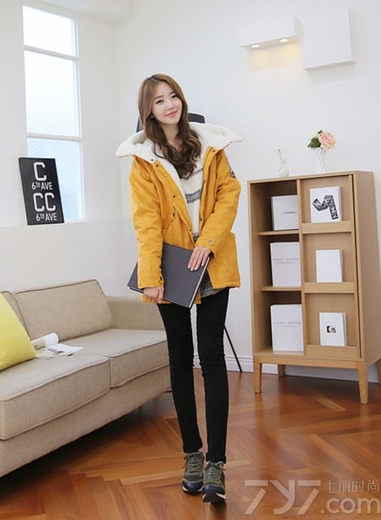 <p>看够了以往黑白灰的沉闷单调，清新绚丽的冰淇淋色系在今年大放光彩。无论是整体的纯色还是不同颜色的混搭，那股清新的气质都扑面而来。清新薄荷绿色，配上印花小裙，清爽温和；蜜桃粉配上黑色打底，清雅柔和，透着清纯的小性感；活力柠檬黄搭配白色打底衫，使人显得温暖亲切&hellip;&hellip;秀够了时尚性感的MM们，尽管大胆的放下黑白灰，换上小清新，趁年轻，2014春节穿衣搭配让我们一起用冰淇淋色卖卖萌吧！</p>