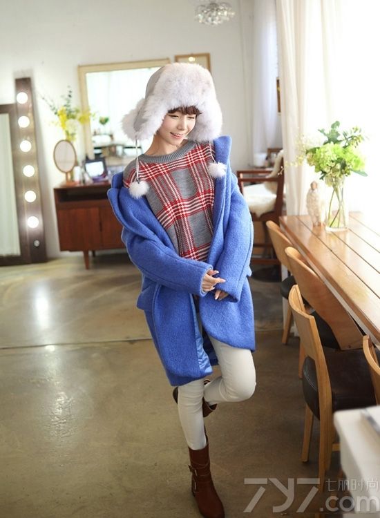 <p>看够了以往黑白灰的沉闷单调，清新绚丽的冰淇淋色系在今年大放光彩。无论是整体的纯色还是不同颜色的混搭，那股清新的气质都扑面而来。清新薄荷绿色，配上印花小裙，清爽温和；蜜桃粉配上黑色打底，清雅柔和，透着清纯的小性感；活力柠檬黄搭配白色打底衫，使人显得温暖亲切&hellip;&hellip;秀够了时尚性感的MM们，尽管大胆的放下黑白灰，换上小清新，趁年轻，2014春节穿衣搭配让我们一起用冰淇淋色卖卖萌吧！</p>