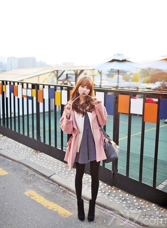 <p>看够了以往黑白灰的沉闷单调，清新绚丽的冰淇淋色系在今年大放光彩。无论是整体的纯色还是不同颜色的混搭，那股清新的气质都扑面而来。清新薄荷绿色，配上印花小裙，清爽温和；蜜桃粉配上黑色打底，清雅柔和，透着清纯的小性感；活力柠檬黄搭配白色打底衫，使人显得温暖亲切&hellip;&hellip;秀够了时尚性感的MM们，尽管大胆的放下黑白灰，换上小清新，趁年轻，2014春节穿衣搭配让我们一起用冰淇淋色卖卖萌吧！</p>