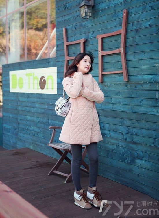 <p>看够了以往黑白灰的沉闷单调，清新绚丽的冰淇淋色系在今年大放光彩。无论是整体的纯色还是不同颜色的混搭，那股清新的气质都扑面而来。清新薄荷绿色，配上印花小裙，清爽温和；蜜桃粉配上黑色打底，清雅柔和，透着清纯的小性感；活力柠檬黄搭配白色打底衫，使人显得温暖亲切&hellip;&hellip;秀够了时尚性感的MM们，尽管大胆的放下黑白灰，换上小清新，趁年轻，2014春节穿衣搭配让我们一起用冰淇淋色卖卖萌吧！</p>