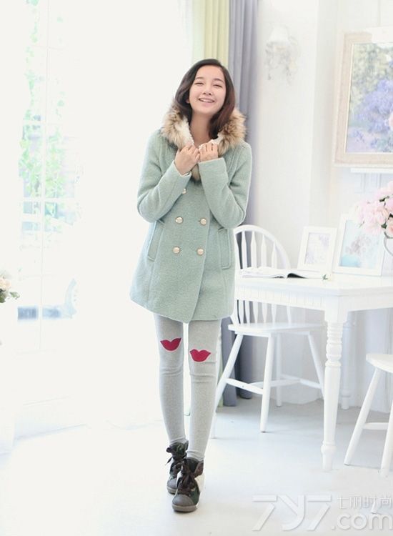 <p>看够了以往黑白灰的沉闷单调，清新绚丽的冰淇淋色系在今年大放光彩。无论是整体的纯色还是不同颜色的混搭，那股清新的气质都扑面而来。清新薄荷绿色，配上印花小裙，清爽温和；蜜桃粉配上黑色打底，清雅柔和，透着清纯的小性感；活力柠檬黄搭配白色打底衫，使人显得温暖亲切&hellip;&hellip;秀够了时尚性感的MM们，尽管大胆的放下黑白灰，换上小清新，趁年轻，2014春节穿衣搭配让我们一起用冰淇淋色卖卖萌吧！</p>