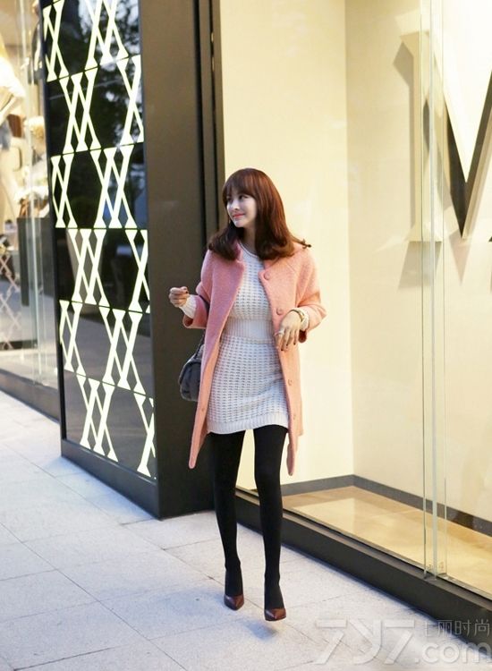 <p>看够了以往黑白灰的沉闷单调，清新绚丽的冰淇淋色系在今年大放光彩。无论是整体的纯色还是不同颜色的混搭，那股清新的气质都扑面而来。清新薄荷绿色，配上印花小裙，清爽温和；蜜桃粉配上黑色打底，清雅柔和，透着清纯的小性感；活力柠檬黄搭配白色打底衫，使人显得温暖亲切&hellip;&hellip;秀够了时尚性感的MM们，尽管大胆的放下黑白灰，换上小清新，趁年轻，2014春节穿衣搭配让我们一起用冰淇淋色卖卖萌吧！</p>