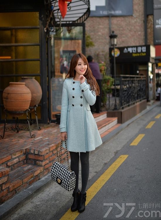 <p>看够了以往黑白灰的沉闷单调，清新绚丽的冰淇淋色系在今年大放光彩。无论是整体的纯色还是不同颜色的混搭，那股清新的气质都扑面而来。清新薄荷绿色，配上印花小裙，清爽温和；蜜桃粉配上黑色打底，清雅柔和，透着清纯的小性感；活力柠檬黄搭配白色打底衫，使人显得温暖亲切&hellip;&hellip;秀够了时尚性感的MM们，尽管大胆的放下黑白灰，换上小清新，趁年轻，2014春节穿衣搭配让我们一起用冰淇淋色卖卖萌吧！</p>