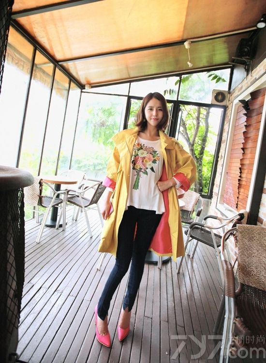 <p>看够了以往黑白灰的沉闷单调，清新绚丽的冰淇淋色系在今年大放光彩。无论是整体的纯色还是不同颜色的混搭，那股清新的气质都扑面而来。清新薄荷绿色，配上印花小裙，清爽温和；蜜桃粉配上黑色打底，清雅柔和，透着清纯的小性感；活力柠檬黄搭配白色打底衫，使人显得温暖亲切&hellip;&hellip;秀够了时尚性感的MM们，尽管大胆的放下黑白灰，换上小清新，趁年轻，2014春节穿衣搭配让我们一起用冰淇淋色卖卖萌吧！</p>