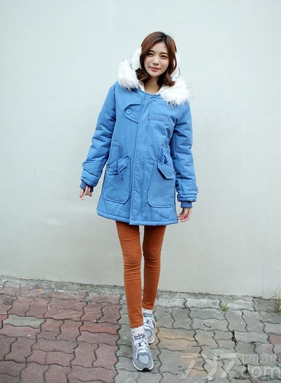 <p>看够了以往黑白灰的沉闷单调，清新绚丽的冰淇淋色系在今年大放光彩。无论是整体的纯色还是不同颜色的混搭，那股清新的气质都扑面而来。清新薄荷绿色，配上印花小裙，清爽温和；蜜桃粉配上黑色打底，清雅柔和，透着清纯的小性感；活力柠檬黄搭配白色打底衫，使人显得温暖亲切&hellip;&hellip;秀够了时尚性感的MM们，尽管大胆的放下黑白灰，换上小清新，趁年轻，2014春节穿衣搭配让我们一起用冰淇淋色卖卖萌吧！</p>