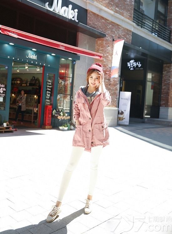 <p>看够了以往黑白灰的沉闷单调，清新绚丽的冰淇淋色系在今年大放光彩。无论是整体的纯色还是不同颜色的混搭，那股清新的气质都扑面而来。清新薄荷绿色，配上印花小裙，清爽温和；蜜桃粉配上黑色打底，清雅柔和，透着清纯的小性感；活力柠檬黄搭配白色打底衫，使人显得温暖亲切&hellip;&hellip;秀够了时尚性感的MM们，尽管大胆的放下黑白灰，换上小清新，趁年轻，2014春节穿衣搭配让我们一起用冰淇淋色卖卖萌吧！</p>