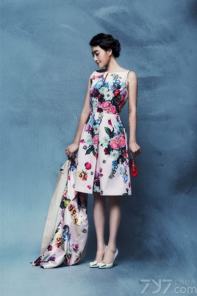 近日，新晋时尚新宠徐子淳登某杂志，梦幻演绎“佛罗伦萨”华丽印花设计。大片中徐子淳浪漫挑战莲雾粉、丁香紫、柠檬黄、薄荷绿等多种极具张力色彩，水墨连衣裙搭白色高跟鞋、剪裁干练的绿色风衣配“提现木偶”造型妆、 柠檬黄小西装搭油画感短裤、吊带露肩长款印花长裙的穿搭尽显本色迷人浪漫韵味，而徐子淳也在繁复印花中尽情释放氧气甜心少女“初长成”的悸动诱惑。