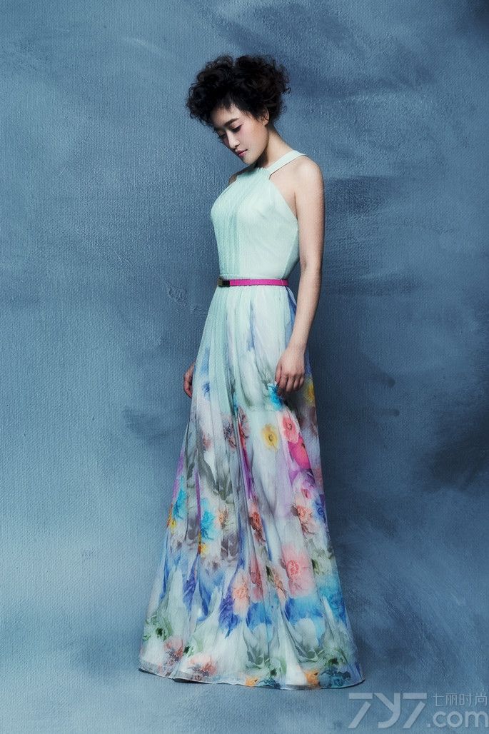近日，新晋时尚新宠徐子淳登某杂志，梦幻演绎“佛罗伦萨”华丽印花设计。大片中徐子淳浪漫挑战莲雾粉、丁香紫、柠檬黄、薄荷绿等多种极具张力色彩，水墨连衣裙搭白色高跟鞋、剪裁干练的绿色风衣配“提现木偶”造型妆、 柠檬黄小西装搭油画感短裤、吊带露肩长款印花长裙的穿搭尽显本色迷人浪漫韵味，而徐子淳也在繁复印花中尽情释放氧气甜心少女“初长成”的悸动诱惑。