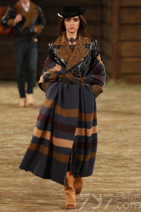 将T台搬到美国西部风格，牛仔布、印第安印花、羽毛元素加上拾荒者时代的味道设计，全新冲击欣赏者的眼球。别具一格的气质，大气时尚，高端的品质就是高端的品质，任何角度任何细节都精确到细腻。一起来欣赏吧！