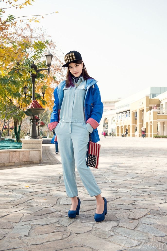 日前，新晋时尚女星徐子淳拍摄了一组初冬街头写真。片中徐子淳Masion Michel帽、乳白色毛绒大衣、黑色铆钉短靴搭蓝色大包；蓝色爵士帽、黑色短款皮衣、蓝色印花裤搭黑色英式皮鞋；特色铆钉帽、深蓝工装外套、蓝色连体裤搭信封手拿包，以各式帽子混搭出甜美、摇滚、酷帅三种不同风格，尽显帽控女王的独到时尚态度。