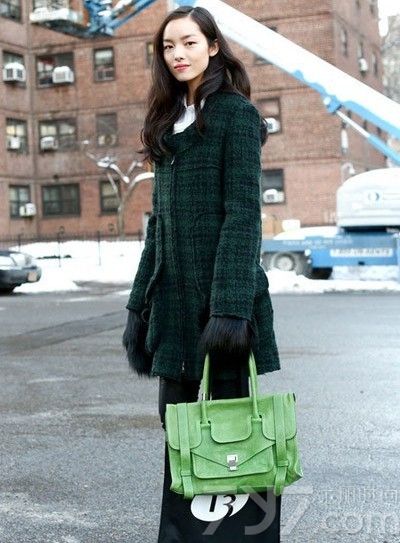 <p>因香奈儿而流行在潮流前线的&ldquo;小香风&rdquo;一直是许多时尚潮人的热爱，因为你总能在这种风格中找到一份质感，一份优雅，一份气质，如果你不了解小香风，那么你真得去试试，如果你了解小香风，那么你一定会更爱它，下面就随爱美网本期一起来看看吧。</p>