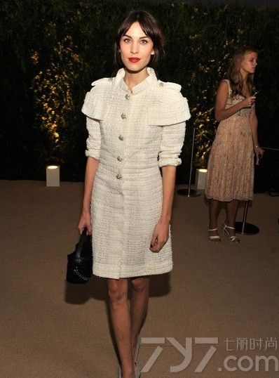 <p>因香奈儿而流行在潮流前线的&ldquo;小香风&rdquo;一直是许多时尚潮人的热爱，因为你总能在这种风格中找到一份质感，一份优雅，一份气质，如果你不了解小香风，那么你真得去试试，如果你了解小香风，那么你一定会更爱它，下面就随爱美网本期一起来看看吧。</p>