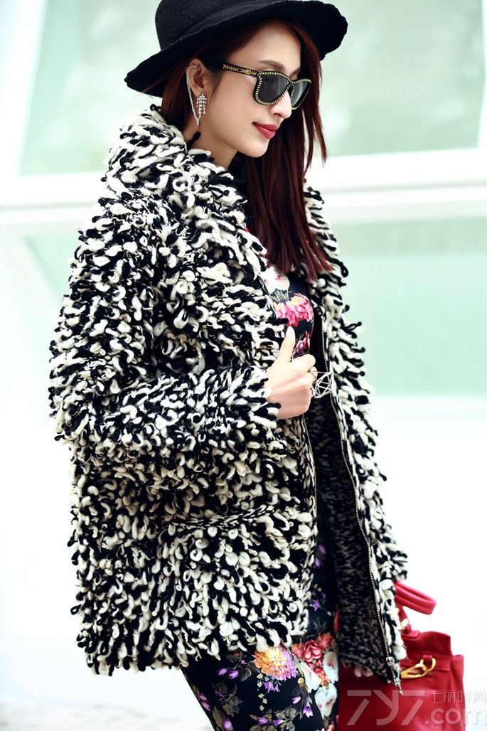 近日，有着时尚ICON之称的新剧女神张俪，曝光了一组深秋街拍写真。片中张俪以两套华服惊艳出街，一套主打气场秀，黑色清透薄纱上衣外搭深咖工装上衣，金色镶钻项链与金色长链手包的搭配独显完美细节；另一套主打复古风，暗花旗袍外搭黑白间毛绒外套大气时尚，而宽沿黑色礼帽、黑超和红色手提包的混搭，不仅大显玲珑身材，也尽显高贵英伦气质。