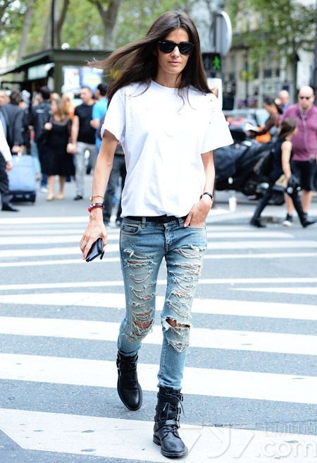 秋天来了，是时候跟性感凉鞋说byebye了，不过MM们也不用伤心，接下来大家可以把更酷的机车短靴翻出来。七丽图库给大家收集了机车短靴多种穿衣搭配图片，看看欧美达人是如何游刃有余地演绎秋季时尚潮搭的吧！