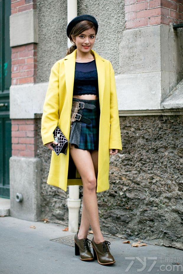 秋季是一个乱穿衣的时节，早晚凉爽让风衣外套等成为必备，太阳出来后气温骤升，许多MM还是长裙加身。不过，穿上风衣外套后，那种甜美、英姿飒爽、时髦等等感觉油然而生，想必很多人都很喜欢！知道风衣外套怎么搭配最有型吗？跟巴黎街头最潮的时尚达人们学习优雅风衣外套的点睛搭配法则吧！