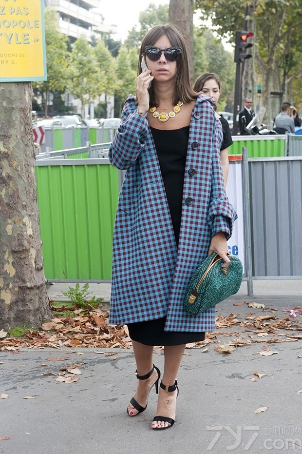 秋季是一个乱穿衣的时节，早晚凉爽让风衣外套等成为必备，太阳出来后气温骤升，许多MM还是长裙加身。不过，穿上风衣外套后，那种甜美、英姿飒爽、时髦等等感觉油然而生，想必很多人都很喜欢！知道风衣外套怎么搭配最有型吗？跟巴黎街头最潮的时尚达人们学习优雅风衣外套的点睛搭配法则吧！