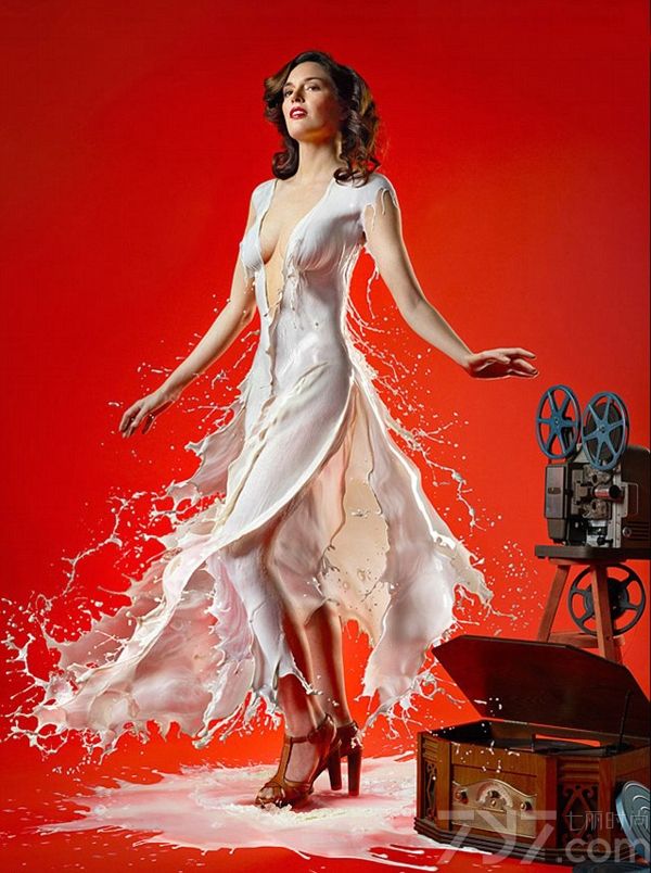 Jarosl Wieczorkiewicz是来自伦敦的一位高速摄影大师，他用摄像机给大家带来的视觉冲击感和美感真是令人赞叹。模特们穿着比基尼或者性感睡衣，然后淋上大量的牛奶，经过Jarosl Wieczorkiewicz的一翻速拍，最后再将所有照片综合处理，一件件令人赏心悦目的流体牛奶礼服就巧妙地制作出来了！