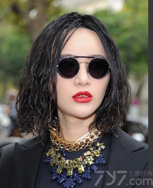 在2013年9月27日，内地女歌手尚雯婕现身在巴黎时装周上，尚雯婕一身不对称的黑白套装非常抢眼，朋克风十足。贴身的皮裤搭配罗马鞋非常帅气，下面就一起来看看巴黎时装周上明星们的时尚街拍吧！
