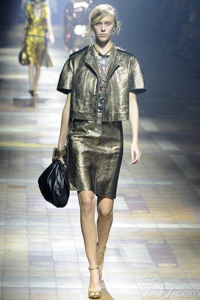 Lanvin 于巴黎时装周发布2014春夏女装成衣系列。在Ecole Nationale Superieure des Beaux-Arts（国家高等美术学院）举办，金属光泽面料搭配自然随意褶皱设计，充满艺术美感。中国超模孙菲菲、雎晓雯也登场演绎。