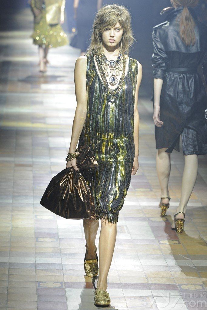 Lanvin 于巴黎时装周发布2014春夏女装成衣系列。在Ecole Nationale Superieure des Beaux-Arts（国家高等美术学院）举办，金属光泽面料搭配自然随意褶皱设计，充满艺术美感。中国超模孙菲菲、雎晓雯也登场演绎。