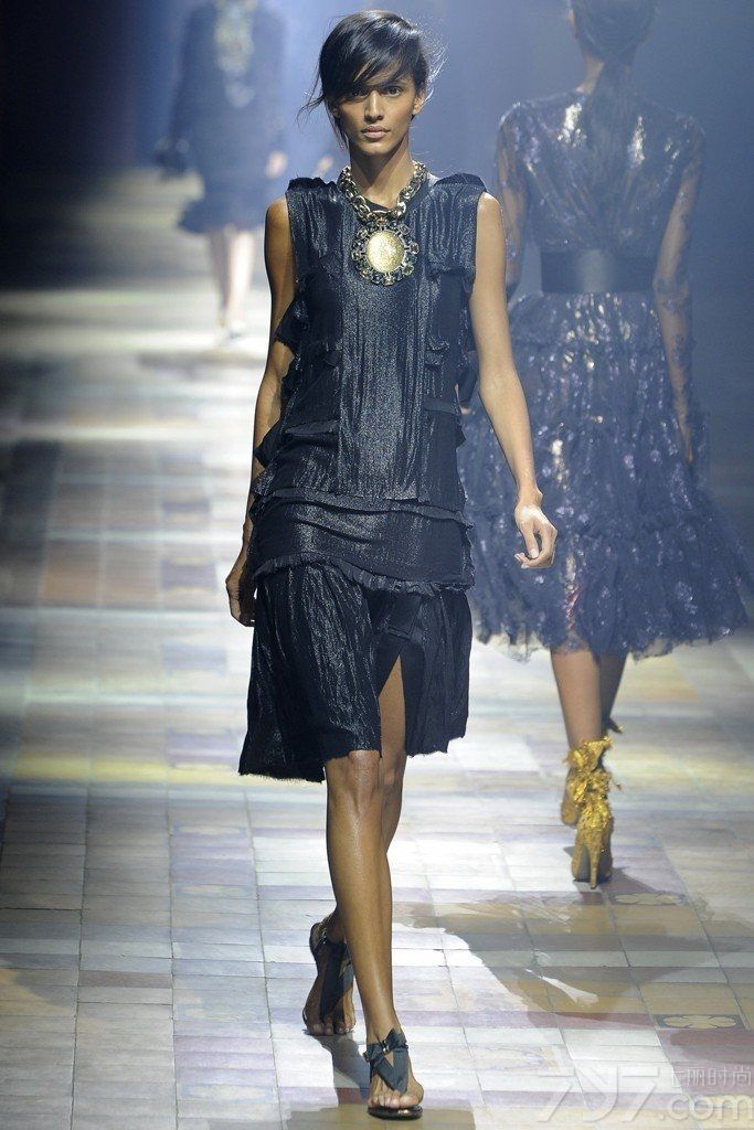 Lanvin 于巴黎时装周发布2014春夏女装成衣系列。在Ecole Nationale Superieure des Beaux-Arts（国家高等美术学院）举办，金属光泽面料搭配自然随意褶皱设计，充满艺术美感。中国超模孙菲菲、雎晓雯也登场演绎。