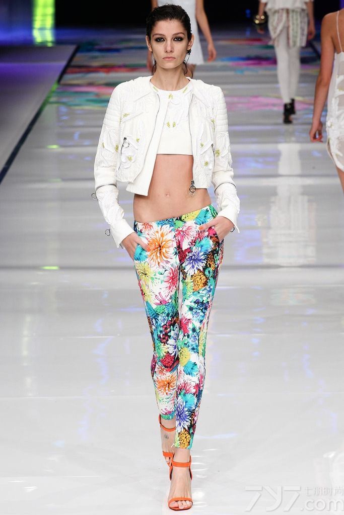 Roberto Calli罗伯特·卡沃利于米兰时装周发布旗下副牌 Just Calli 2014春夏时尚女装成衣系列。Calli 的作品从来都缺少豹纹的身影，这次豹纹与格纹以及花卉肆意拼接混杂呈现出一种鲜亮的视觉冲击。春夏系列各个品牌都少不了花卉元素，而Calli选用的花卉与其说是花朵不如说是选用花的枝叶来营造有棱角的图形，从而体现女人强势性感的魅力！