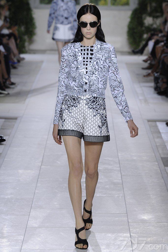 Balenciaga于2014春夏巴黎时装周发布时尚女装成衣系列，巴黎世家（Balenciaga)的产品风格是崇尚简洁、清纯和造型考究，一向是精于裁剪和缝制,被喻为革命性的潮流指导。结构上总是保持在服装宽度与合体之间，穿着舒适，身体也显得更漂亮。巴黎世家服装巧妙利用人的视错觉，腰带策略性地放低一点，或把它提到肋骨以上，甚至可以巧妙地隐藏在紧身衣之中，服装看上去更加完美。非理想身材的人，一旦穿上巴黎世家服装，顿时显得光彩照人。