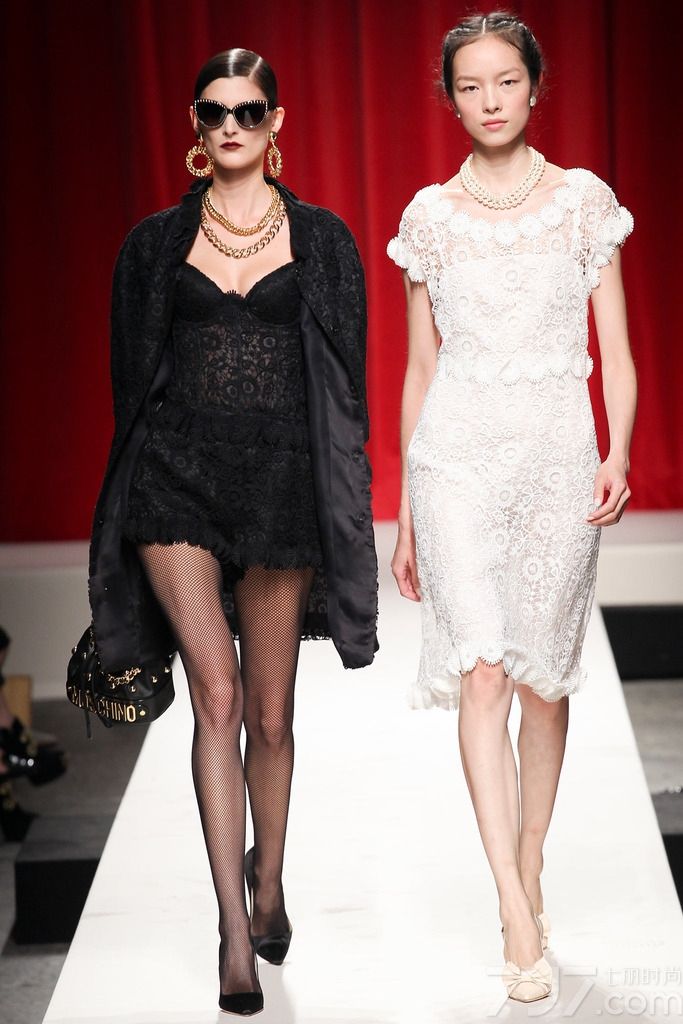 Moschino莫斯奇诺于米兰时装周发布2014春夏时尚女装成衣系列。本季恰逢品牌30周年，秀场可谓是看惊喜不断，为了纪念30年，邀来老牌超模Pat Cleveland开场，其身穿的服装正是30年前为Moschino首场秀所穿的裙子。打扮成米妮的修女、萝莉扮相的天使、朋克味的酷帅恶魔、餐厅服务员、穿波点长裙的主妇、兔女郎...各式角色扮演好一场精彩的Cosplay，本场秀以诙谐幽默极为欢乐的方式走完。