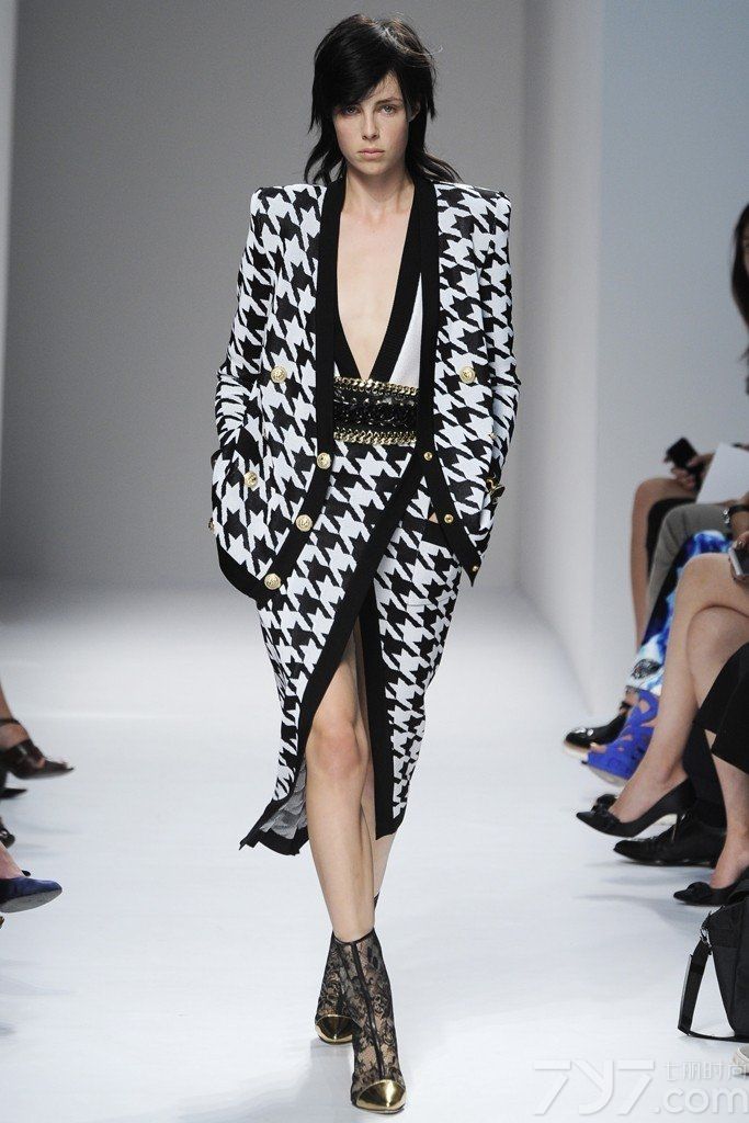 Balmain于2014春夏巴黎时装周发布时尚女装成衣系列。巴尔曼 (Balmain) 的设计，特别是晚礼服以质优见长，糅合了女性的娇柔与高雅。皮埃尔·巴尔曼 (Pierre Balmain) 的名字代表着对典雅独到的理解，意味着皇室和影视明星的委托人，成为举世公认的时尚标志。