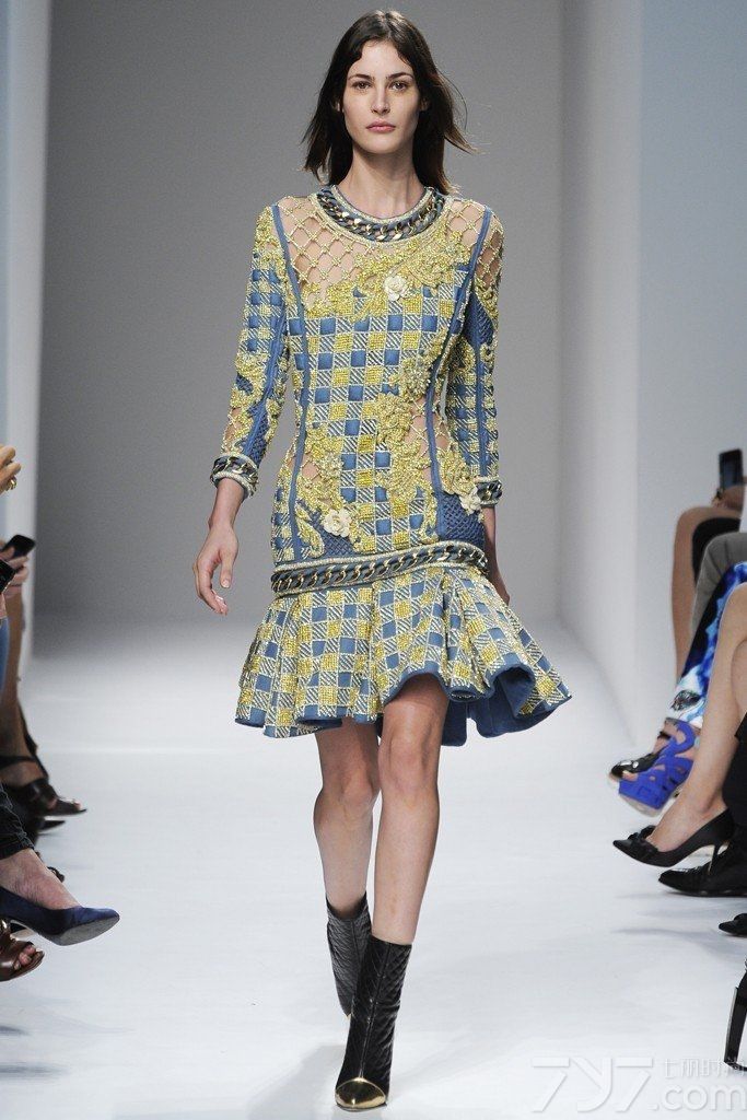 Balmain于2014春夏巴黎时装周发布时尚女装成衣系列。巴尔曼 (Balmain) 的设计，特别是晚礼服以质优见长，糅合了女性的娇柔与高雅。皮埃尔·巴尔曼 (Pierre Balmain) 的名字代表着对典雅独到的理解，意味着皇室和影视明星的委托人，成为举世公认的时尚标志。