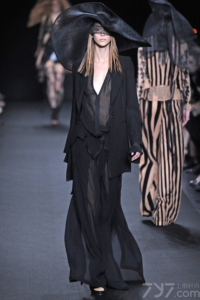 Ann Demeulemeester 于2014春夏巴黎时装周发布时尚女装成衣系列。Ann Demeulemeester品牌服装因其的独创性在服装界占有一席这地。Ann Demeulemeester的低调设计常被称为永恒的艺术品，视觉上的简约和渗透其中的复杂建筑结构，以及暗黑哥特风女性气质是设计特色所在。