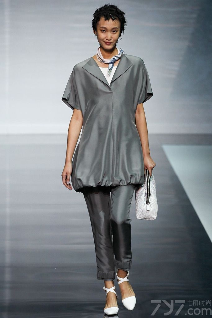 Emporio Armani安普里奥·阿玛尼于米兰时装周发布2014春夏时尚女装成衣系列。本季品牌如同它宣传语「沉醉，看那浮世第一眸，花海云裳恰似投影在镜湖烟波」，设计师将我们带到了一个如同莫奈的睡莲的世界，模特们为我们展示了服装的轻盈流畅，如同一幅画的美丽。