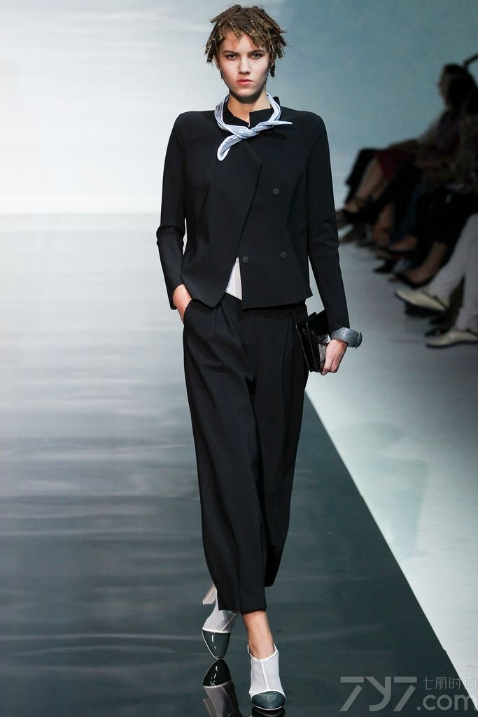 Emporio Armani安普里奥·阿玛尼于米兰时装周发布2014春夏时尚女装成衣系列。本季品牌如同它宣传语「沉醉，看那浮世第一眸，花海云裳恰似投影在镜湖烟波」，设计师将我们带到了一个如同莫奈的睡莲的世界，模特们为我们展示了服装的轻盈流畅，如同一幅画的美丽。