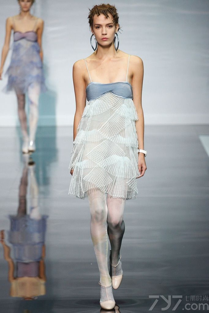 Emporio Armani安普里奥·阿玛尼于米兰时装周发布2014春夏时尚女装成衣系列。本季品牌如同它宣传语「沉醉，看那浮世第一眸，花海云裳恰似投影在镜湖烟波」，设计师将我们带到了一个如同莫奈的睡莲的世界，模特们为我们展示了服装的轻盈流畅，如同一幅画的美丽。