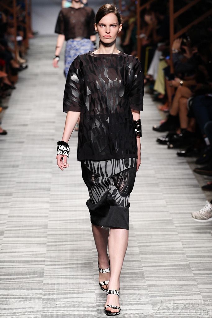 Missoni米索尼于米兰时装周发布2014春夏时尚女装成衣系列。本季系列中设计师Angela Missoni展示了四种元素——海洋、大地、火焰以及天空。这些元素挥洒于时装的印花上，廓形中，围绕着“漫游”这一主题，从中东延至远东。