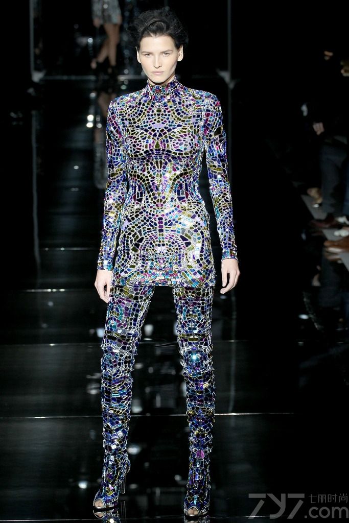 Tom Ford 汤姆·福特于伦敦时装周发布2014春夏女装成衣系列。汤姆·福特(TomFord)聪明，英俊，富有魅力，有着从无过失的完美品味，他就像个天生的服装设计领域的主宰者。他认为设计师应懂得怎样面对人，响应每人的需要。他最终目的，就是为女性创出她们梦寐以求的美丽事物，为女性塑造出漂亮动人的形象。他并不鼓励女性把流行的元素堆砌身上，相反地，最欣赏的是那种拥有自己独特品味的女性。