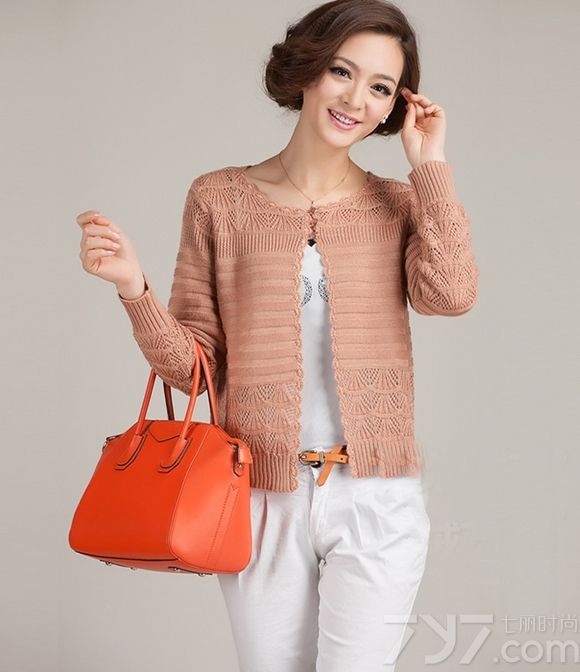 不知不觉中，“秋老虎”已然悄悄来袭，我们都需要一件外套以应对随时变化的天气。而针织衫外套是秋季必备的时尚单品，经典简洁的设计，轻薄的质地，随性自然，不管是搭配T恤或者连衣裙，都独特有范，百搭单品您值得拥有。