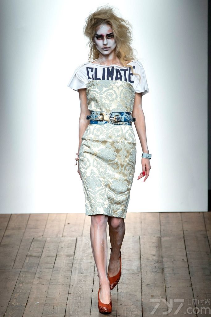 Vivienne Westwood（薇薇安·韦斯特伍德）于伦敦时装周发布 Vivienne Westwood Red Label 2014春夏成衣系列。品牌在每一季秀场都会出现不同的花样，在2014春夏伦敦时装周秀场也不例外，如怪诞小丑般的涂鸦让我们禁呼，实在是太酷了！
