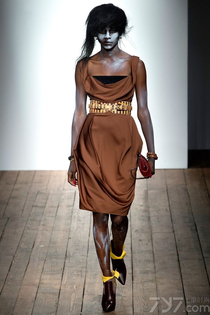 Vivienne Westwood（薇薇安·韦斯特伍德）于伦敦时装周发布 Vivienne Westwood Red Label 2014春夏成衣系列。品牌在每一季秀场都会出现不同的花样，在2014春夏伦敦时装周秀场也不例外，如怪诞小丑般的涂鸦让我们禁呼，实在是太酷了！
