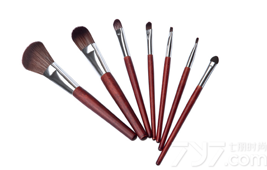 眼影刷哪个牌子好,什么牌子眼影刷好用,哪个牌子的眼影刷好用